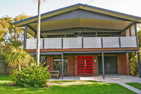 Red Door Beach House - Marcoola Beach - PET FRIENDLY, FOXTEL, WIFI, 500 BOND, Linen Supplied - Accommodation QLD 0
