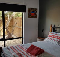 Red Ochre - Large 1BR with Private Courtyard - Accommodation QLD