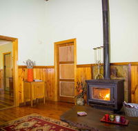 Red Tractor Retreat - Accommodation QLD