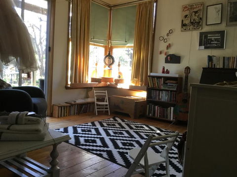 Redhaus Artist Cottage - Accommodation QLD 1