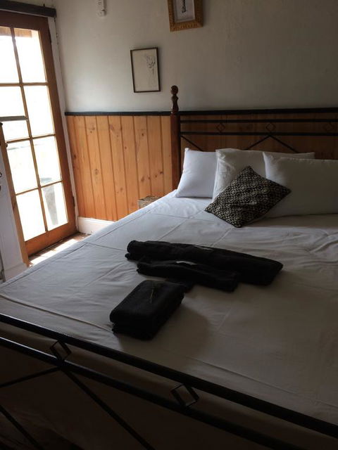 Redhaus Artist Cottage - Accommodation QLD 3