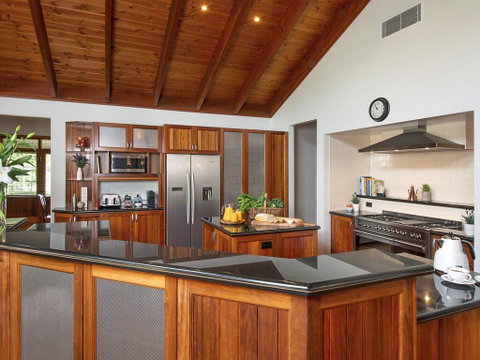 Reign Manor - Large Group Accommodation - Accommodation QLD 3