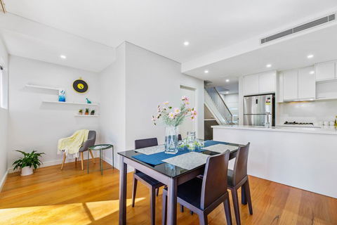 Relax In A Spacious & Modern Townhouse In Asquith - Accommodation QLD 2