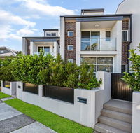 Relax in a Spacious  Modern Townhouse in Asquith - Accommodation QLD