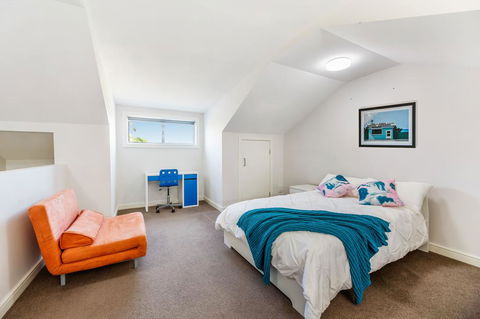 Relax In A Spacious & Modern Townhouse In Asquith - Accommodation QLD 3
