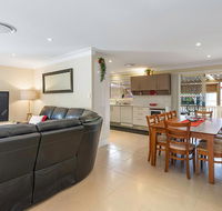 RELAXED COASTAL GETAWAY // MOMENTS TO WATERFRONT - Accommodation QLD