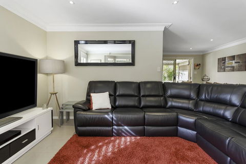 RELAXED COASTAL GETAWAY // MOMENTS TO WATERFRONT - Accommodation QLD 3