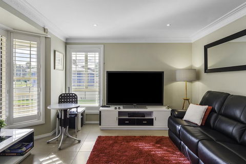 RELAXED COASTAL GETAWAY // MOMENTS TO WATERFRONT - Accommodation QLD 2