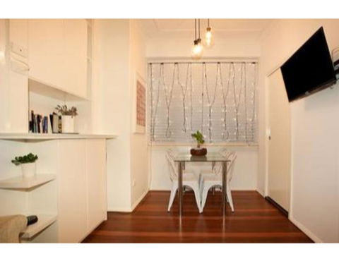 Renovated Art Deco Studio Minutes From The City - Accommodation QLD 3