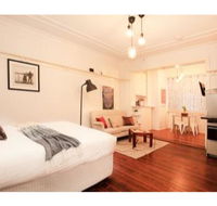 Renovated Art Deco Studio Minutes From The City - Accommodation QLD