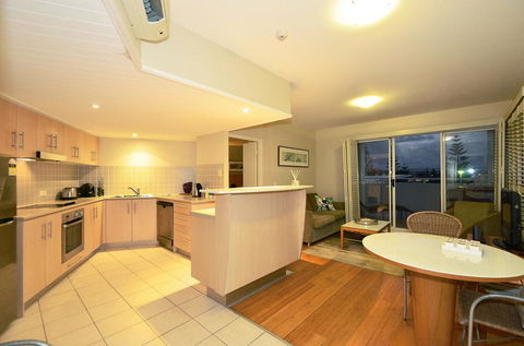 RESORT ON THE BEACH 2214/2215 - Accommodation QLD 1