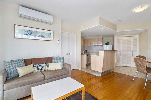 RESORT ON THE BEACH 6126-27 - Accommodation QLD 2