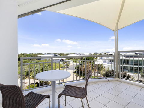 RESORT ON THE BEACH 6310 - TOP FLOOR - Accommodation QLD 1