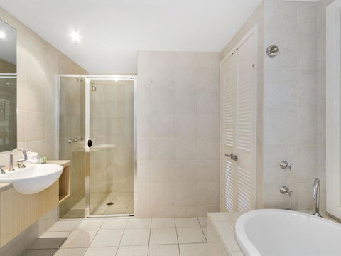 RESORT ON THE BEACH 6310 - TOP FLOOR - Accommodation QLD 2