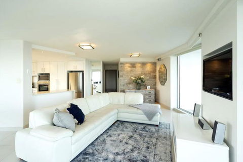 Resort Style Beach Apartment - Surfers Paradise - Accommodation QLD 2