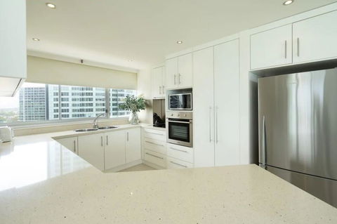 Resort Style Beach Apartment - Surfers Paradise - Accommodation QLD 3