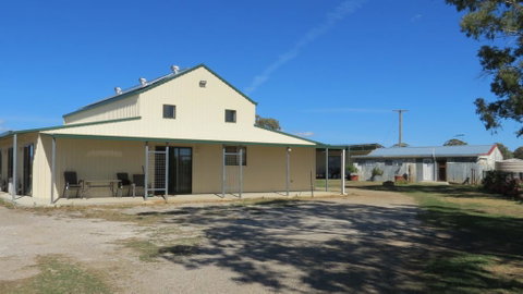 RETRO FUNNY FARM - Accommodation QLD 0