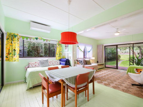 Retro Vibes - 18 Norahview Street, Bateau Bay - Accommodation QLD 3
