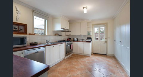 Roalies Farm House - Accommodation QLD 3