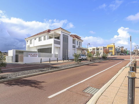 Rose Hotel Clarkson - Accommodation QLD 2