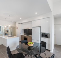 Round About Bulimba - Executive 3BR Bulimba apartment near Oxford St shops and restaurants - Accommodation QLD