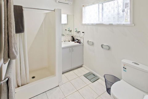 Sama-Sama - Walking Distance To Town And Water - Accommodation QLD 3