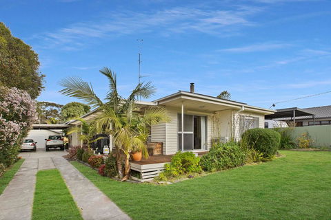 Sama-Sama - Walking Distance To Town And Water - Accommodation QLD 0