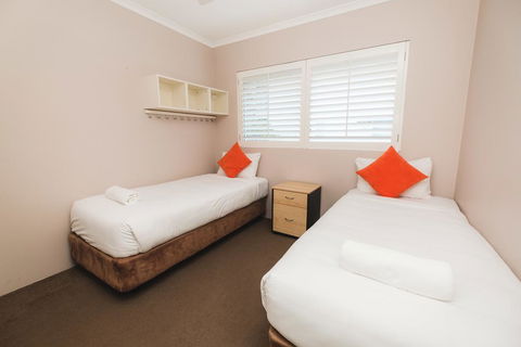 Sanctuary Lake Apartments - Accommodation QLD 2