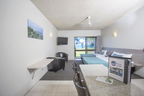 Sarina Beach Motel - Accommodation QLD 3