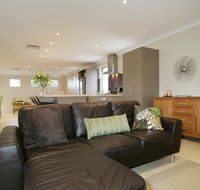Seal 4 Bedroom House by Shoalwater Executive Homes - Accommodation QLD