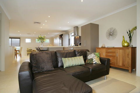 Seal 4 Bedroom House By Shoalwater Executive Homes - Accommodation QLD 0