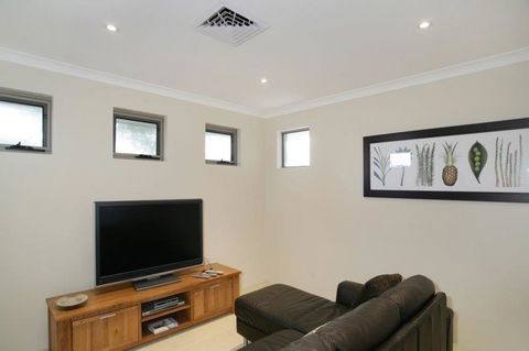 Seal 4 Bedroom House By Shoalwater Executive Homes - Accommodation QLD 2