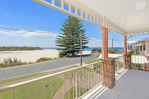 SEASCAPE - An Enticing Lakeside Escape - Accommodation QLD 0