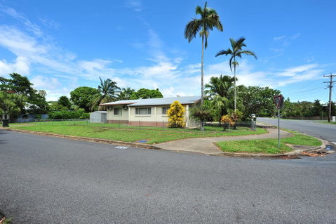 Seascape Holidays - 53 Reef Street - Accommodation QLD 1