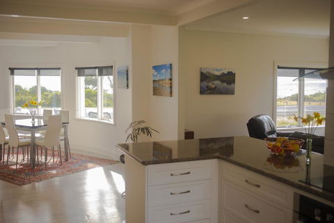 Seaside Retreat - Accommodation QLD 2