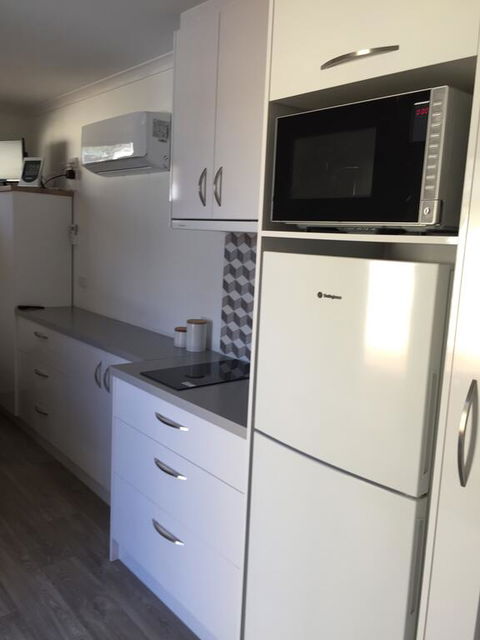 Self Contained Cabin - Accommodation QLD 2