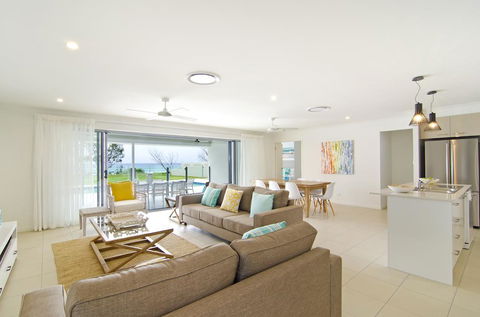 Sentosa On Tugun - Beachfront 5 Bedroom - Accommodation QLD 3