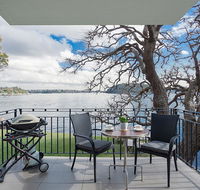 Serene And Stylish Harbourside Apartment - Accommodation QLD