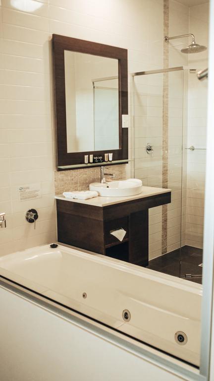 Sfera's Park Suites & Convention Centre - Accommodation QLD 3