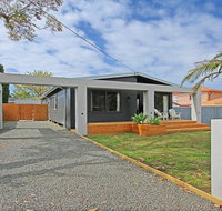 Shady Palms - modern beach house with studio - Accommodation QLD
