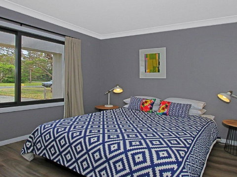 Shady Palms - Modern Beach House With Studio - Accommodation QLD 3