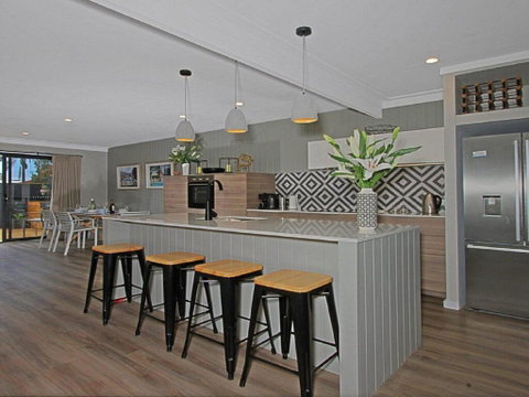 Shady Palms - Modern Beach House With Studio - Accommodation QLD 2