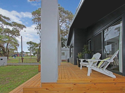 Shady Palms - Modern Beach House With Studio - Accommodation QLD 1
