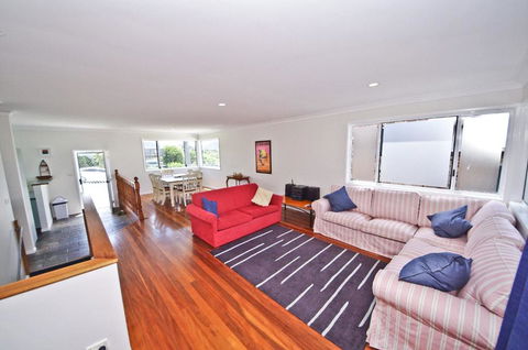 Shiloh Holiday House, 14 East Street - Accommodation QLD 3