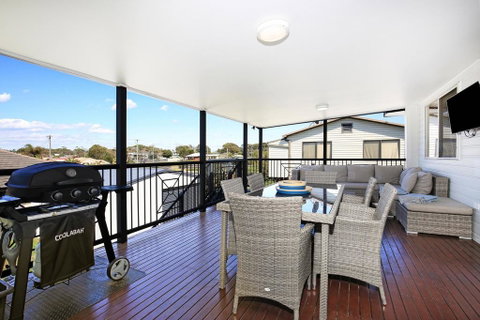 Shores - Pet-Friendly - 1 Min Walk To Beach - Accommodation QLD 1