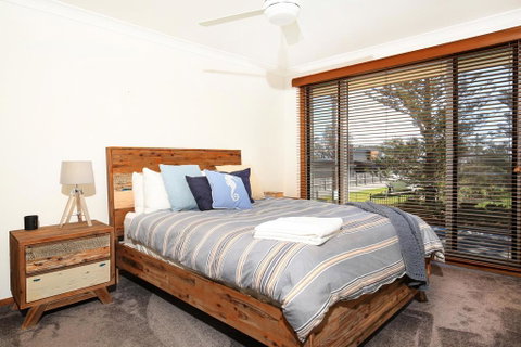 Shores - Pet-Friendly - 1 Min Walk To Beach - Accommodation QLD 3