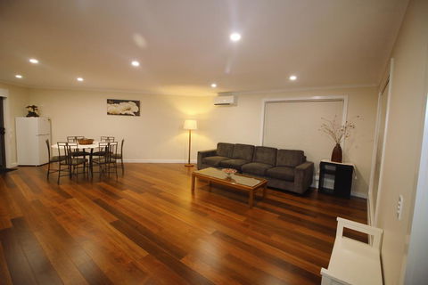 Silver House - Melbourne Airport Accommodation - Accommodation QLD 3