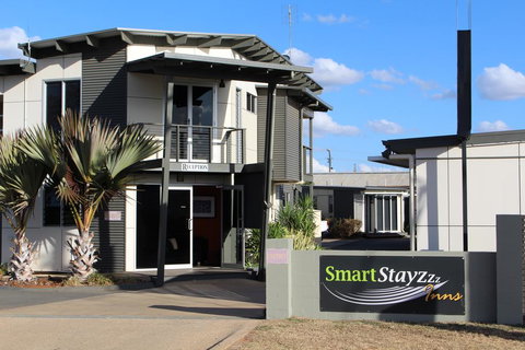 Smart Stayzzz Inns - Accommodation QLD 0