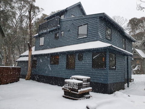 SNOWED INN Apartment - Accommodation QLD 3