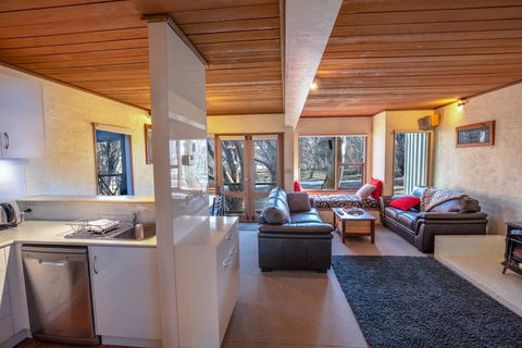 Snowgums 07 - Accommodation QLD 0